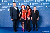 Impressionen von der Begrüßung der Gäste – Portraitaufnahmen vor einer blauen Fotowand