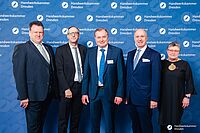 Impressionen von der Begrüßung der Gäste – Portraitaufnahmen vor einer blauen Fotowand