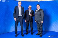 Impressionen von der Begrüßung der Gäste – Portraitaufnahmen vor einer blauen Fotowand