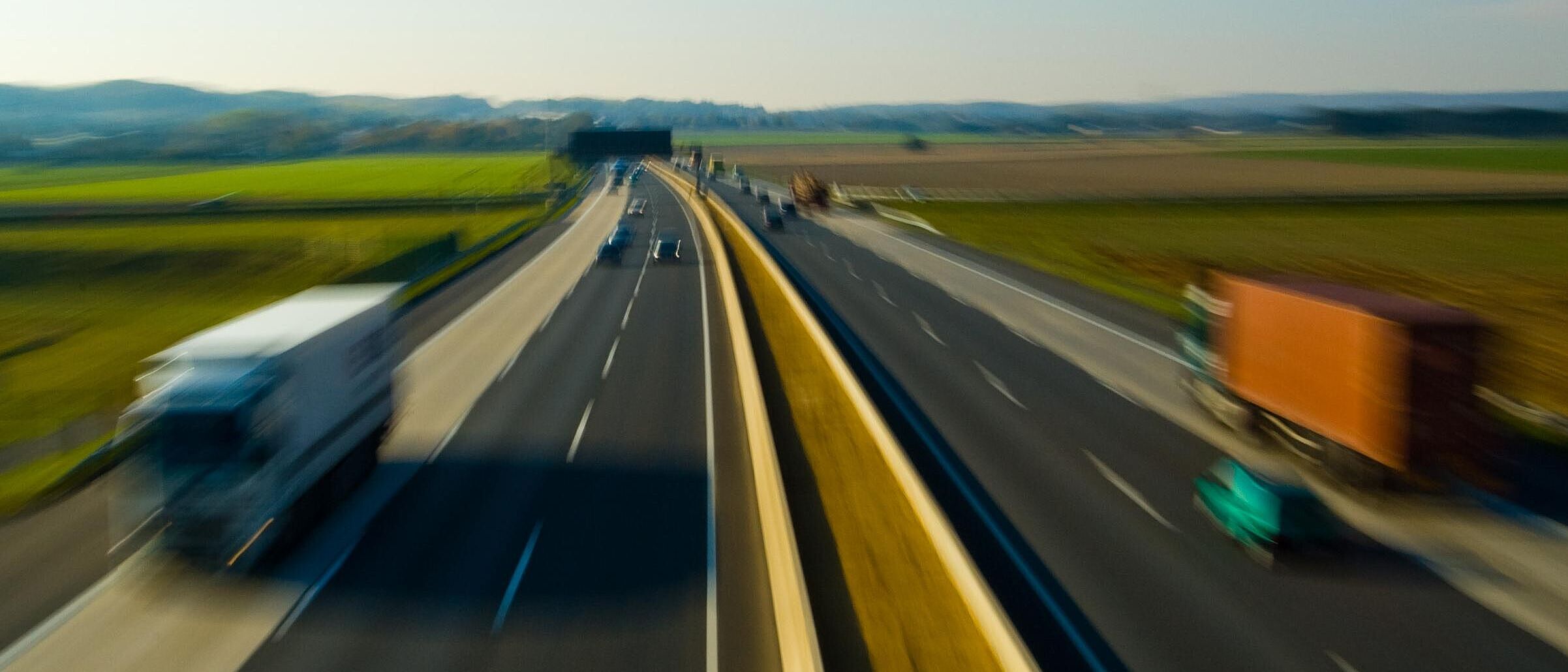 Blick auf eine  Autobahn, mit LKW-Verkehr