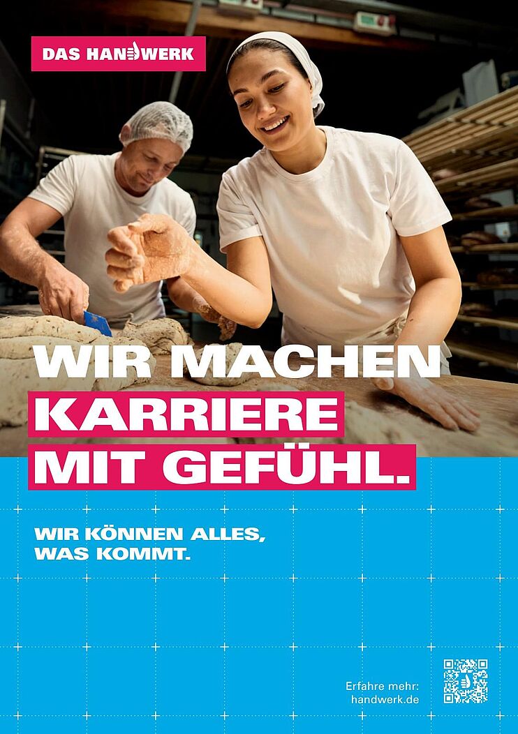 Auf der linken Seite ist ein Bildmotiv zu sehen, das einen Bäcker zeigt, der gerade einen Brotteig ausrollt. Rechts daneben ein weißer Schriftzug auf blauem Hintergrund \"Wir machen Kariere mit Gefühl.\"