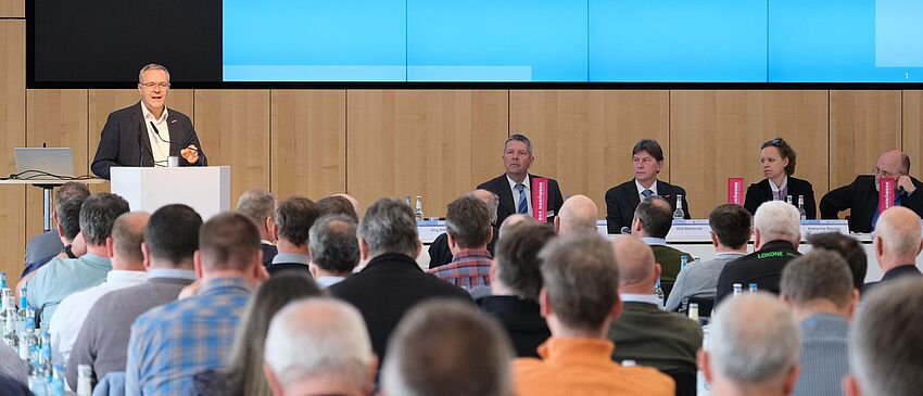 Impression vom Sachverständigentag – Blick in den Konferenzsaal Richtung zum Podium, Präsident der Handwerkskammer Dresden hält gerade eine Rede