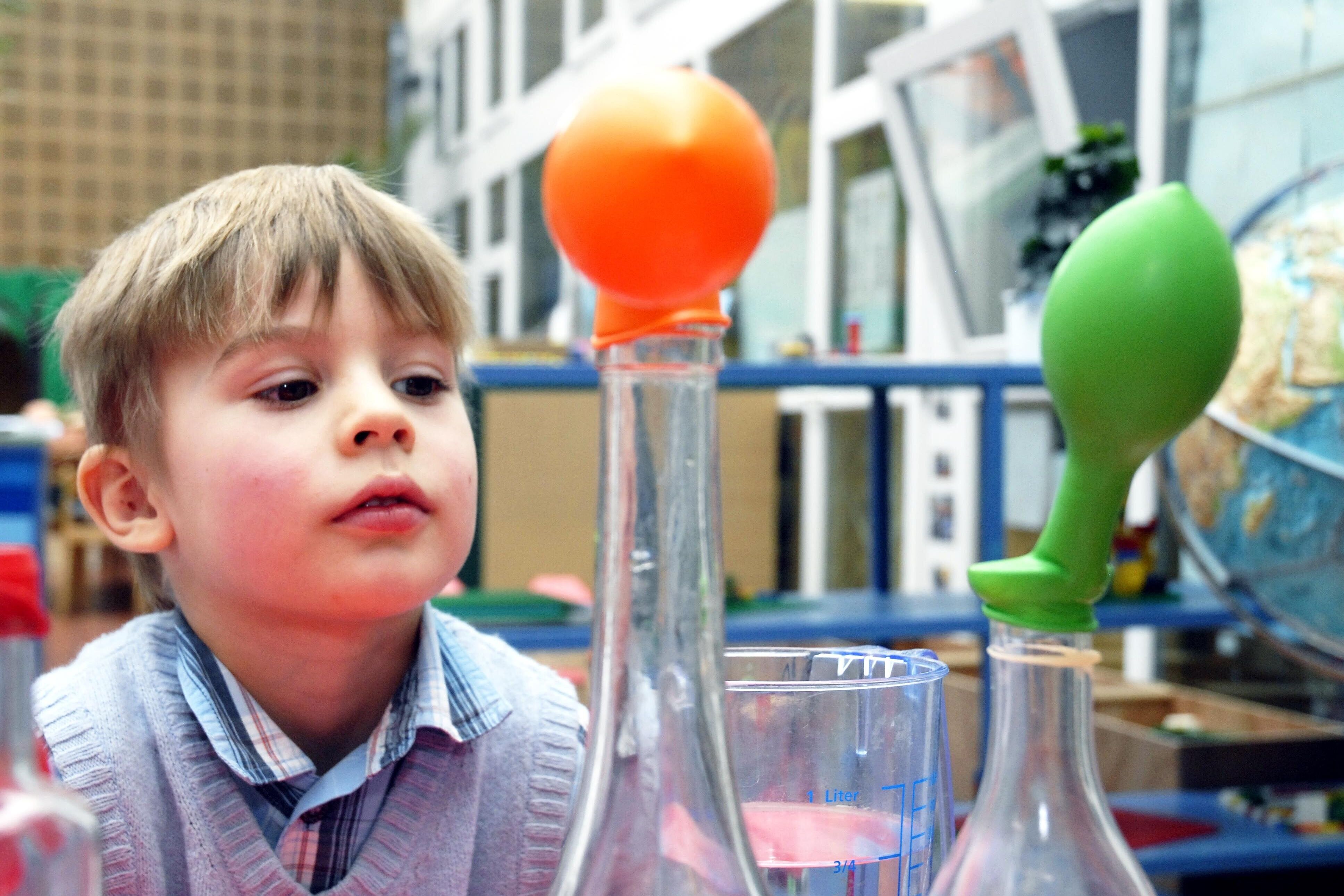 Drei- bis sechsjährigen Mädchen und Jungen schauen sich naturwissenschaftlichen und technischen Phänomenen an.