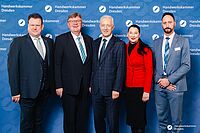 Impressionen von der Begrüßung der Gäste – Portraitaufnahmen vor einer blauen Fotowand