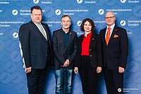 Impressionen von der Begrüßung der Gäste – Portraitaufnahmen vor einer blauen Fotowand