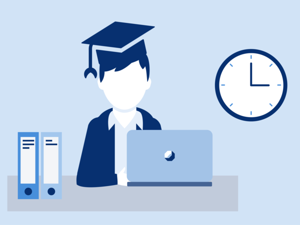 Illustration von einer Person mit Akademikerhut auf dem Kopf. Sie sitzt an einem Schreibtisch und arbeitet an einem Laptop. Auf dem Schreibtisch stehen verschiedene Ordner. Hinter ihr ist eine Uhr an der Wand.