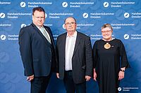 Impressionen von der Begrüßung der Gäste – Portraitaufnahmen vor einer blauen Fotowand