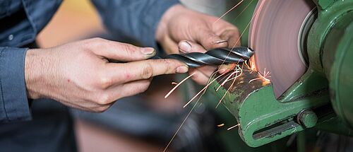 Feinwerkmechaniker in der Werkstatt. - Zum Beitrag