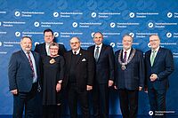 Impressionen von der Begrüßung der Gäste – Portraitaufnahmen vor einer blauen Fotowand