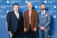 Impressionen von der Begrüßung der Gäste – Portraitaufnahmen vor einer blauen Fotowand