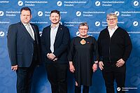 Impressionen von der Begrüßung der Gäste – Portraitaufnahmen vor einer blauen Fotowand