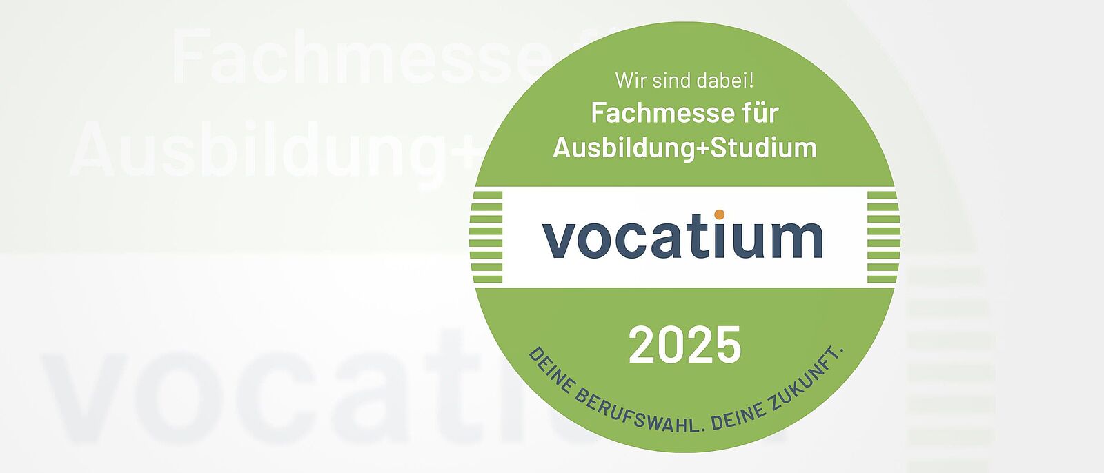 Siegel der vocatium 2025: runder hellgrüner Kreis. Darauf die Texte: oben \"Wir sind dabei! Fachmesse für Ausbildung+Studium\". In der Mitte über die ganze Seitenbreite \"vocation\". Unten \"2025. Deine Berufswahl. Deine Zukunft.