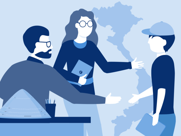 Es ist eine Illustration von drei Personen zu sehen. Zwei ältere Personen gehen begrüßend auf eine jüngere Person zu. Diese hält einen Ordner oder ein Heft mit Unterlagen in den Händen. Im Hintergrund ist eine Landkarte von Vietnam zu sehen.