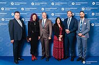 Impressionen von der Begrüßung der Gäste – Portraitaufnahmen vor einer blauen Fotowand