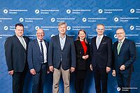 Impressionen von der Begrüßung der Gäste – Portraitaufnahmen vor einer blauen Fotowand