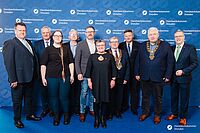 Impressionen von der Begrüßung der Gäste – Portraitaufnahmen vor einer blauen Fotowand