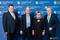 Impressionen von der Begrüßung der Gäste – Portraitaufnahmen vor einer blauen Fotowand