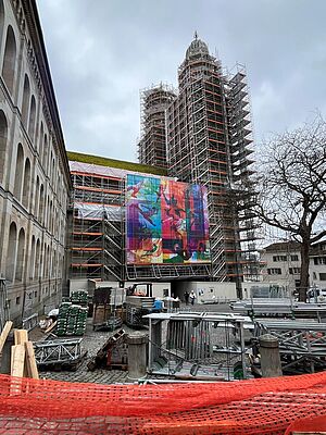 Restaurierung trifft Innovation: Handwerksbetriebe auf Messeerkundungsreise in Zürich Blick auf die Baustelle Großmünster.