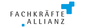 Logo bestehen aus dem schwarzen Schriftzug \"Fachkräfte Allianz\". Rechts oben und links unten befinden sich mehrere, kleine blauen Rechtecken, welche ineinander übergehen.