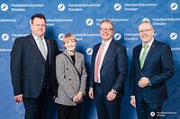 Impressionen von der Begrüßung der Gäste – Portraitaufnahmen vor einer blauen Fotowand