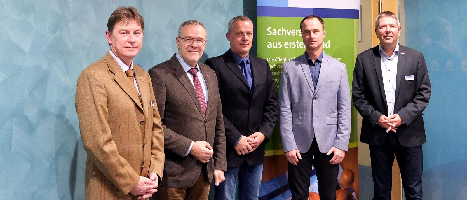 Gruppenbild mit den öffentlich bestellten und vereidigten Sachverständigen der Handwerkskammer Dresden.