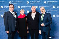 Impressionen von der Begrüßung der Gäste – Portraitaufnahmen vor einer blauen Fotowand