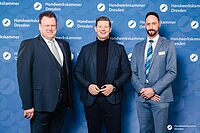 Impressionen von der Begrüßung der Gäste – Portraitaufnahmen vor einer blauen Fotowand