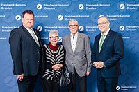 Impressionen von der Begrüßung der Gäste – Portraitaufnahmen vor einer blauen Fotowand