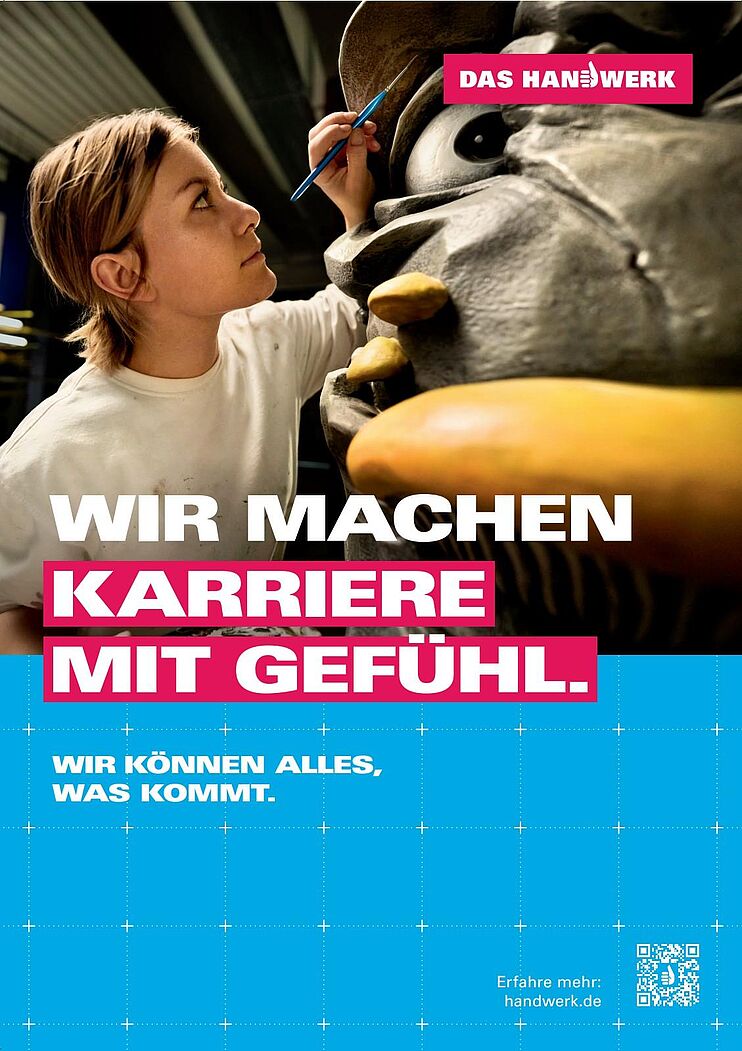 Links ist ein Bildmotiv einer Maler- und Lackiererin zu sehen, die gerade eine Statue bearbeitet. Rechts daneben ein weißer Schriftzug auf blauem Hintergrund \"Wir machen Kariere mit Gefühl.\"