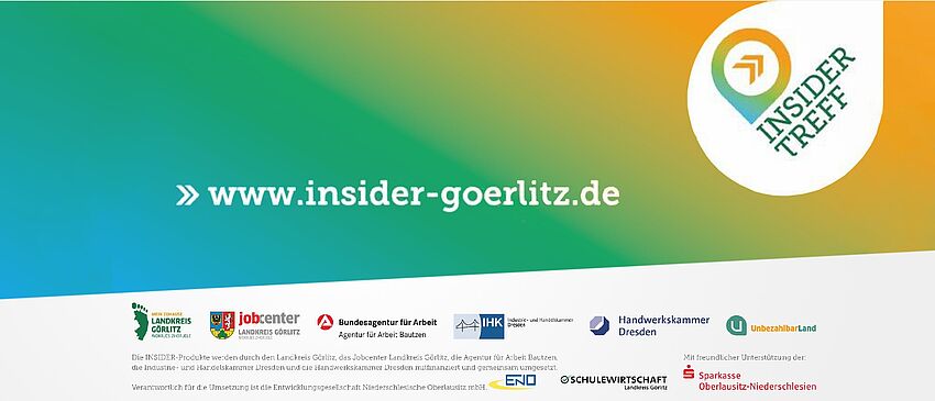 Türkisblauen, grünen bis zu orangenen Farbverlauf, rechts oben eine weiße Bubble/Label mit dem Schriftzug \"Insidertreff\". Darunter im weißen Bereich die Projektpartner: Landkreis Görlitz, JobCenter Landkreis Görlitz, Bundesagentur für Arbeit Bautzen, Industrie- und Handelskammer Dresden, Handwerkskammer Dresden, UnbezahlbarLand, Entwicklungsgesellschaft Niederschlesische Oberlausitz mbH, Schulewirtschaft Landkreis Görlitz, Sparkasse Oberlausitz-Niederschlesien