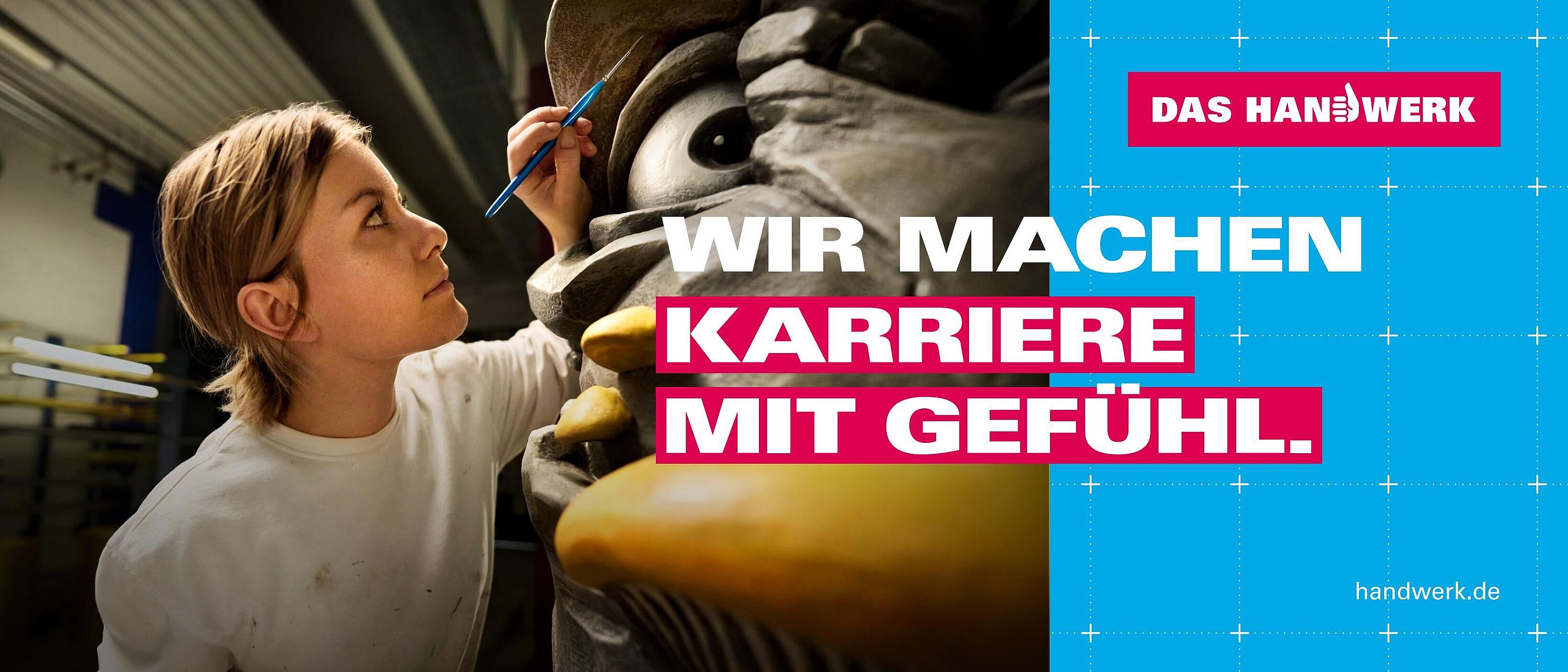 Links ist ein Bildmotiv einer Maler- und Lackiererin zu sehen, die gerade eine Statue bearbeitet. Rechts daneben ein weißer Schriftzug auf blauem Hintergrund \"Wir machen Kariere mit Gefühl.\"