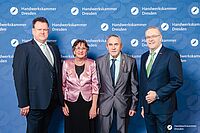 Impressionen von der Begrüßung der Gäste – Portraitaufnahmen vor einer blauen Fotowand