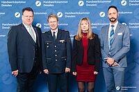Impressionen von der Begrüßung der Gäste – Portraitaufnahmen vor einer blauen Fotowand