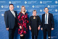 Impressionen von der Begrüßung der Gäste – Portraitaufnahmen vor einer blauen Fotowand