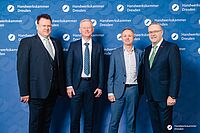 Impressionen von der Begrüßung der Gäste – Portraitaufnahmen vor einer blauen Fotowand