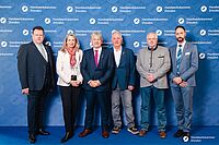 Impressionen von der Begrüßung der Gäste – Portraitaufnahmen vor einer blauen Fotowand