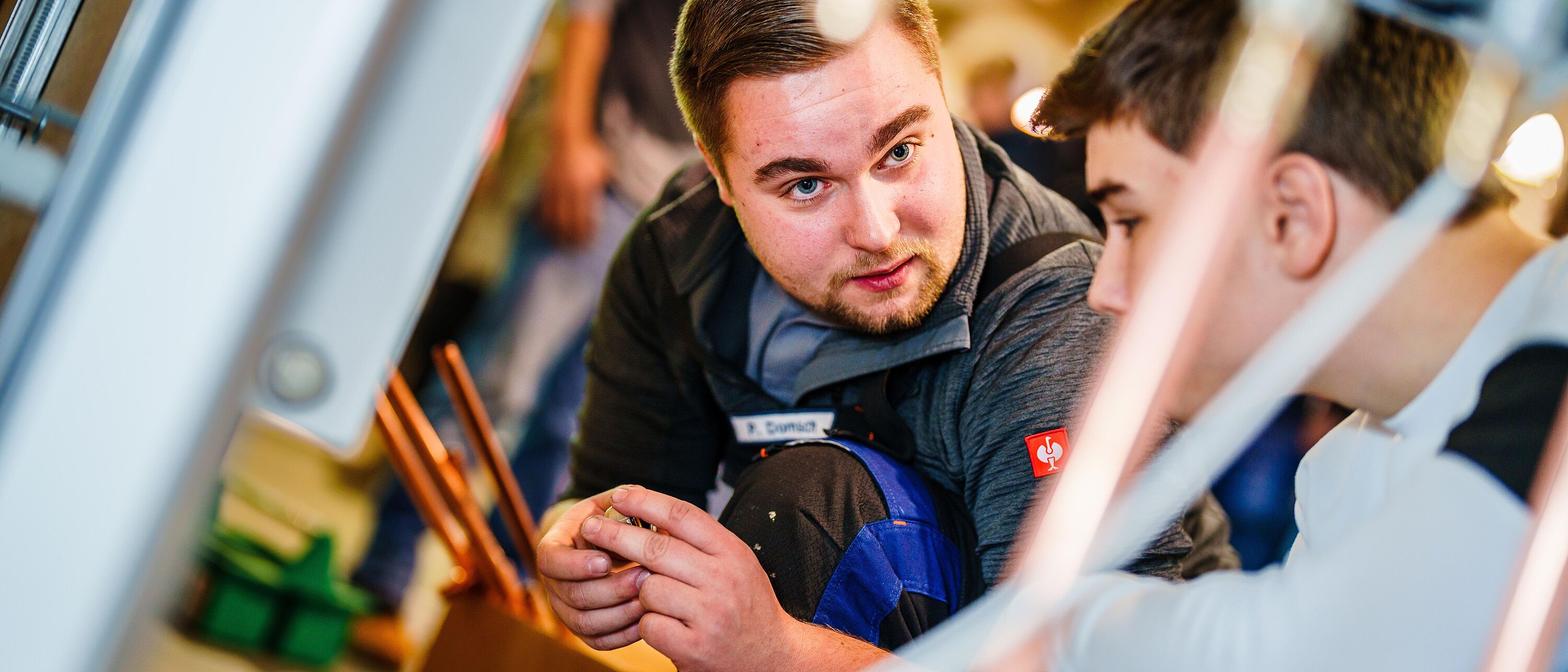 Paul Domsch (19) Auszubildender zum Anlagenmechaniker für Sanitär-, Heizungs- und Klimatechnik im dritten Lehrjahr.  Gemeinschaftstand des Handwerks auf der Ausbildungsmesse KarriereStart 2023, fotografiert am 21. Januar 2023 in der Dresdner Messe Messe.