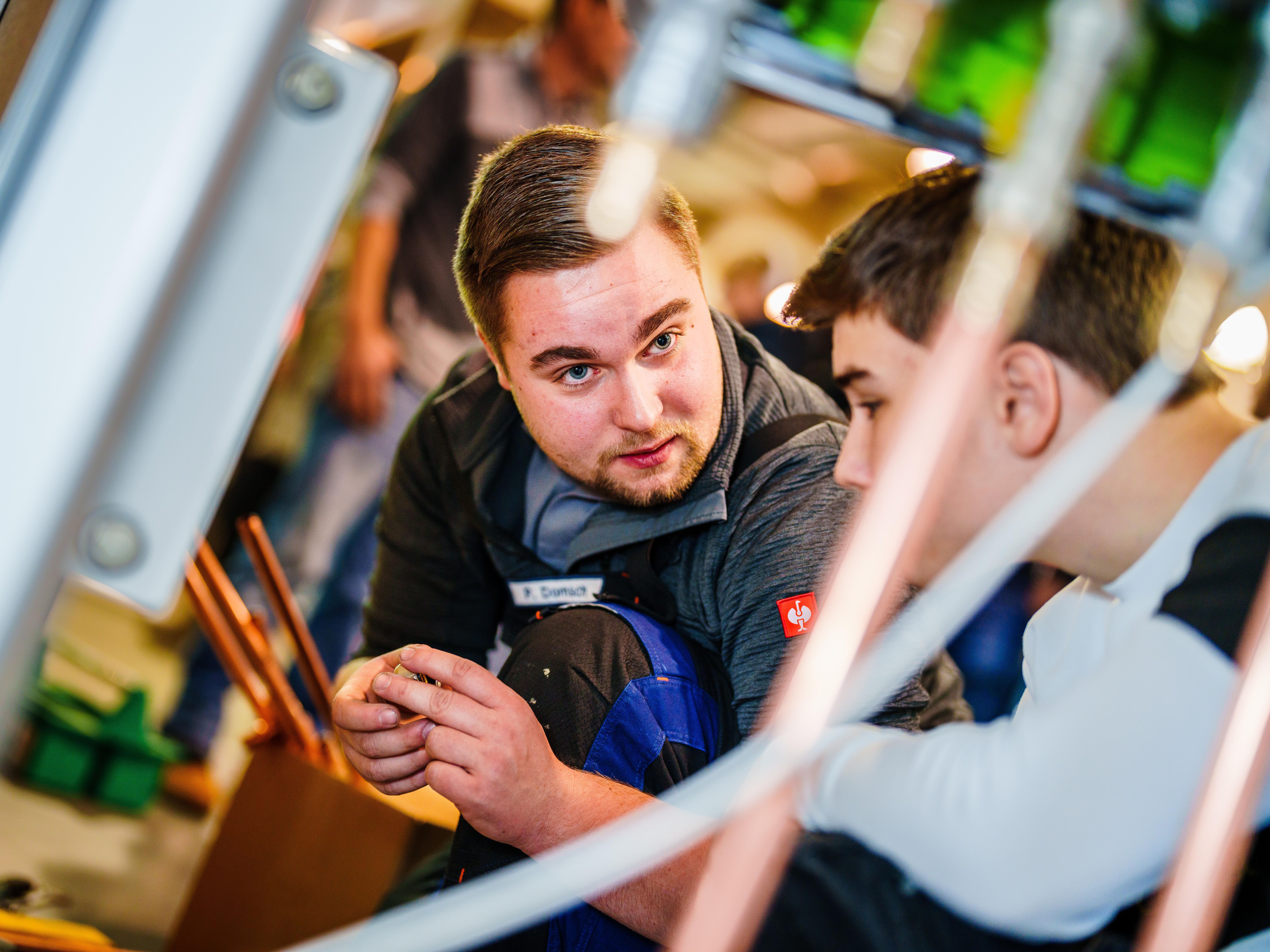 Paul Domsch (19) Auszubildender zum Anlagenmechaniker für Sanitär-, Heizungs- und Klimatechnik im dritten Lehrjahr.  Gemeinschaftstand des Handwerks auf der Ausbildungsmesse KarriereStart 2023, fotografiert am 21. Januar 2023 in der Dresdner Messe Messe.