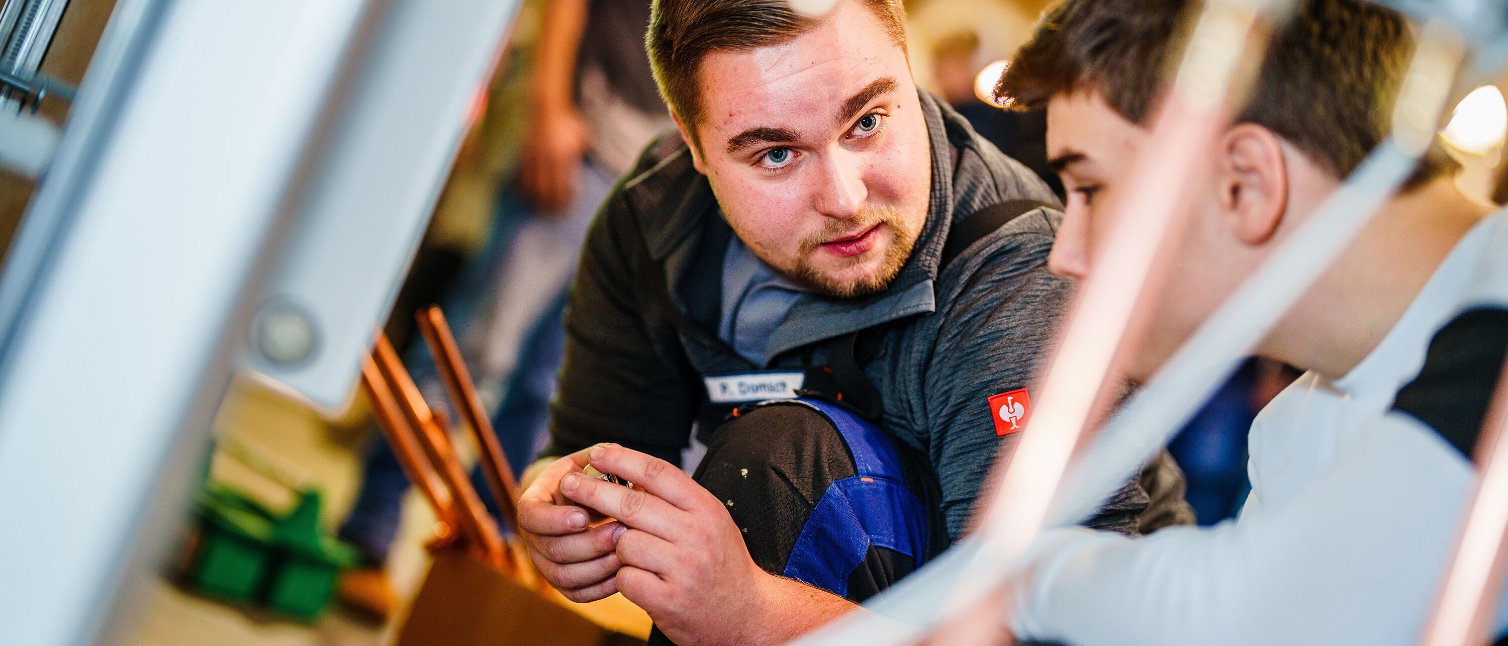 Paul Domsch (19) Auszubildender zum Anlagenmechaniker für Sanitär-, Heizungs- und Klimatechnik im dritten Lehrjahr.  Gemeinschaftstand des Handwerks auf der Ausbildungsmesse KarriereStart 2023, fotografiert am 21. Januar 2023 in der Dresdner Messe Messe.