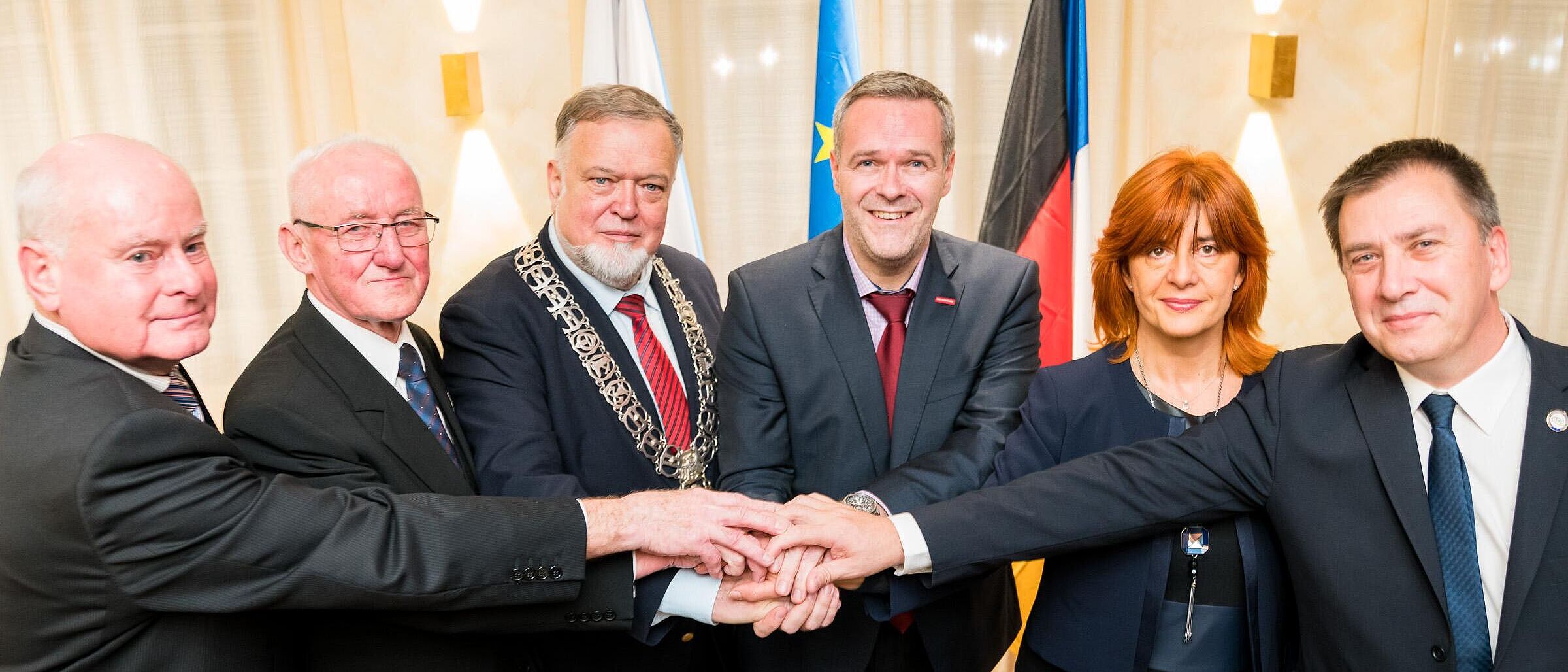 Impression von der Unterzeichnung der Resolution „Handwerk stärken. Regionen fördern. Europa leben.“  mit den gemeinsamen Erwartungen der Handwerkskammer Dresden (Deutschland), der Regionalhandwerkskammer l\'lle-de France, der Handwerkskammer Val de Marne (Frankreich), der Handwerkskammer Breslau, der Handwerkerschaft Gostyn (Polen) und der Kreiswirtschaftskammer Decin (Tschechien) an die politischen Entscheidungsträger in Brüssel am 24. November 2017 im Hotel de Saxe in der Dresdner Altstadt.