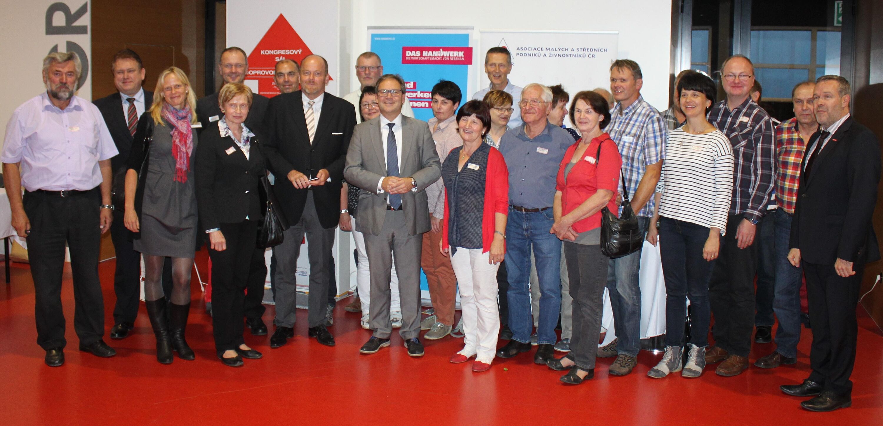 Gruppenfoto von Vertretern des Bundes sorbischer Handwerker und Unternehmer e.V. mit dem sächsischen Europaabgeordneten Hermann Winkler (Bildmitte) sowie dem Präsidenten und dem Hauptgeschäftsführer der Handwerkskammer Dresden, Dr. Jörg Dittrich und Dr. Andreas Brzezinski