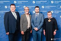 Impressionen von der Begrüßung der Gäste – Portraitaufnahmen vor einer blauen Fotowand
