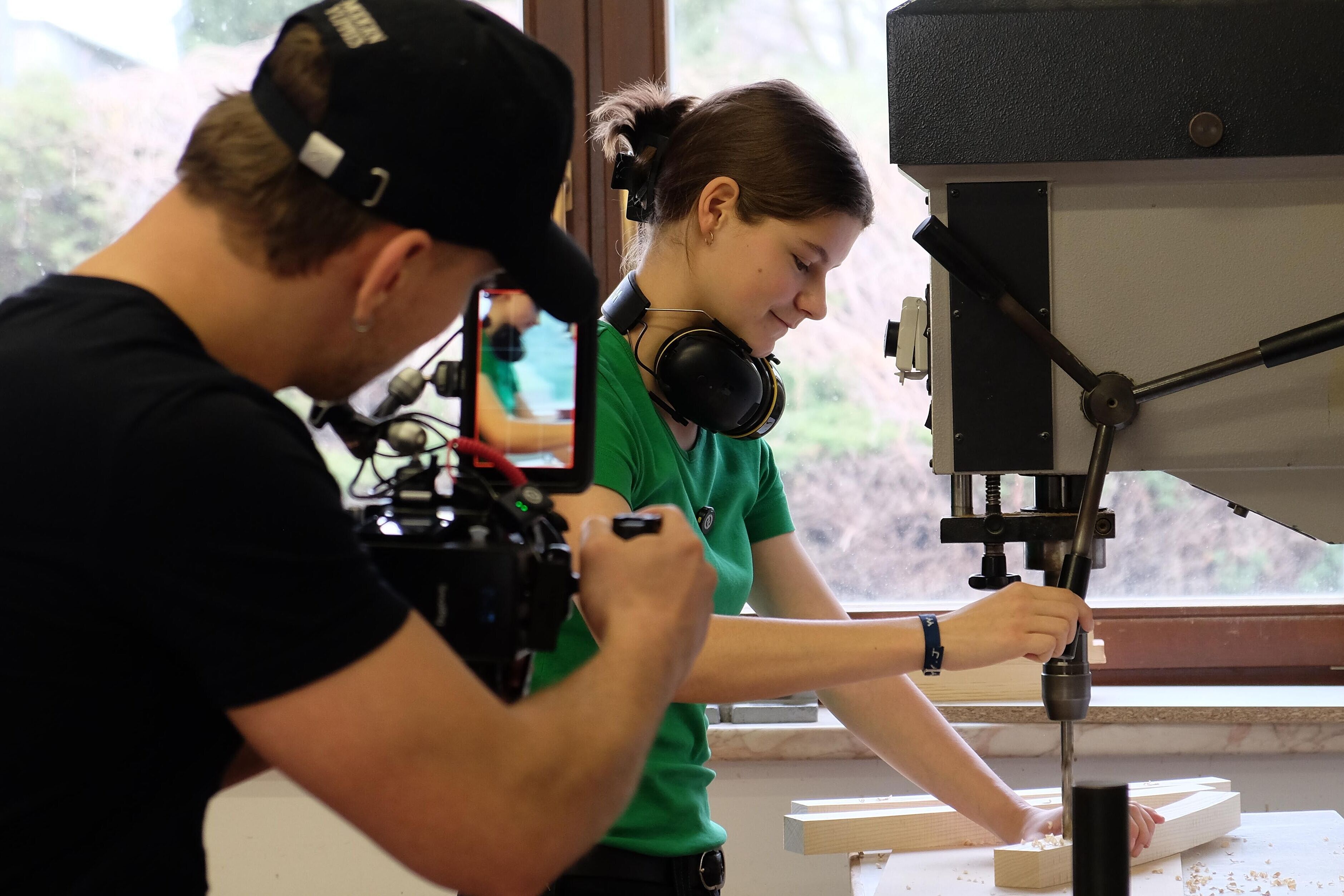Echte Azubis, echte Einblicke: Social-Media-Serie „#EchtHandwerk“ startet mit zweiter Staffel Eine Auszubildende steht an einer Bohrmaschine und wird bei ihrer konzentrierten Arbeit gefilmt und interviewt.