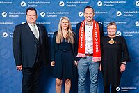Impressionen von der Begrüßung der Gäste – Portraitaufnahmen vor einer blauen Fotowand