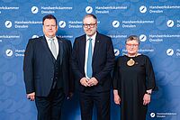 Impressionen von der Begrüßung der Gäste – Portraitaufnahmen vor einer blauen Fotowand