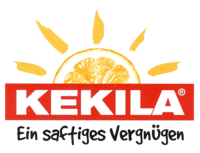 Logo von KEKILA: roter Balken mit dem Schriftzug in Großbuchstaben KEKILA. Dahinter, oben halb herausschauen eine Orangen-Scheibe. Um diese herum einige Saftspritzer. Unter dem roten Balken noch in schwarz der Text: ein saftiges Vergnügen.