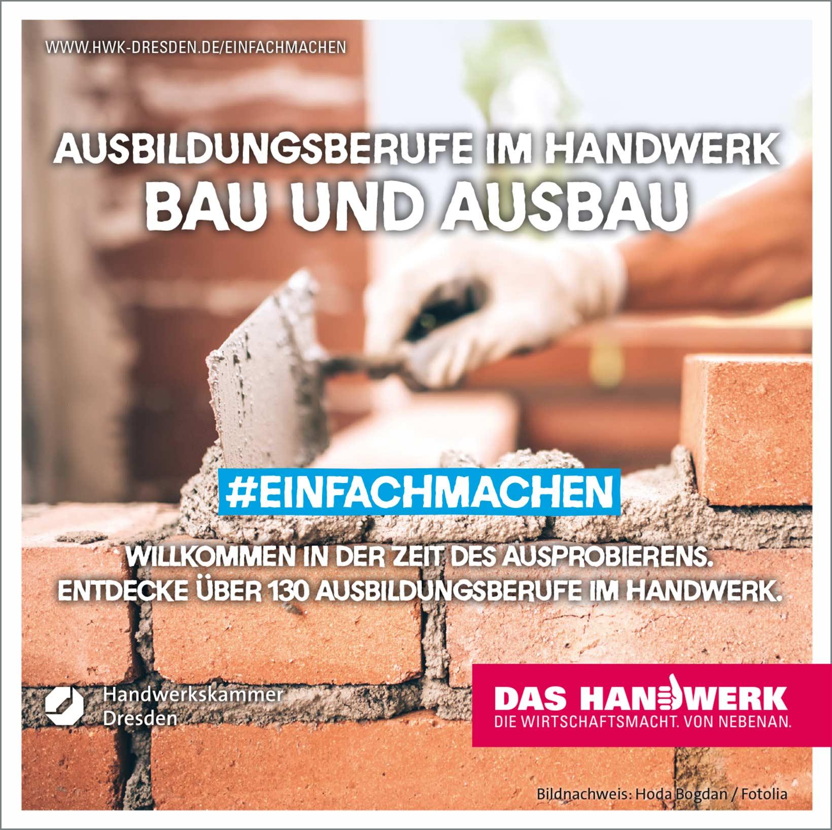 Vorschaubild vom Flyer mit einem Hintergrundbild von einer Mauer, die eine Person mit einer Maurerkelle  Mörtel aufträgt.