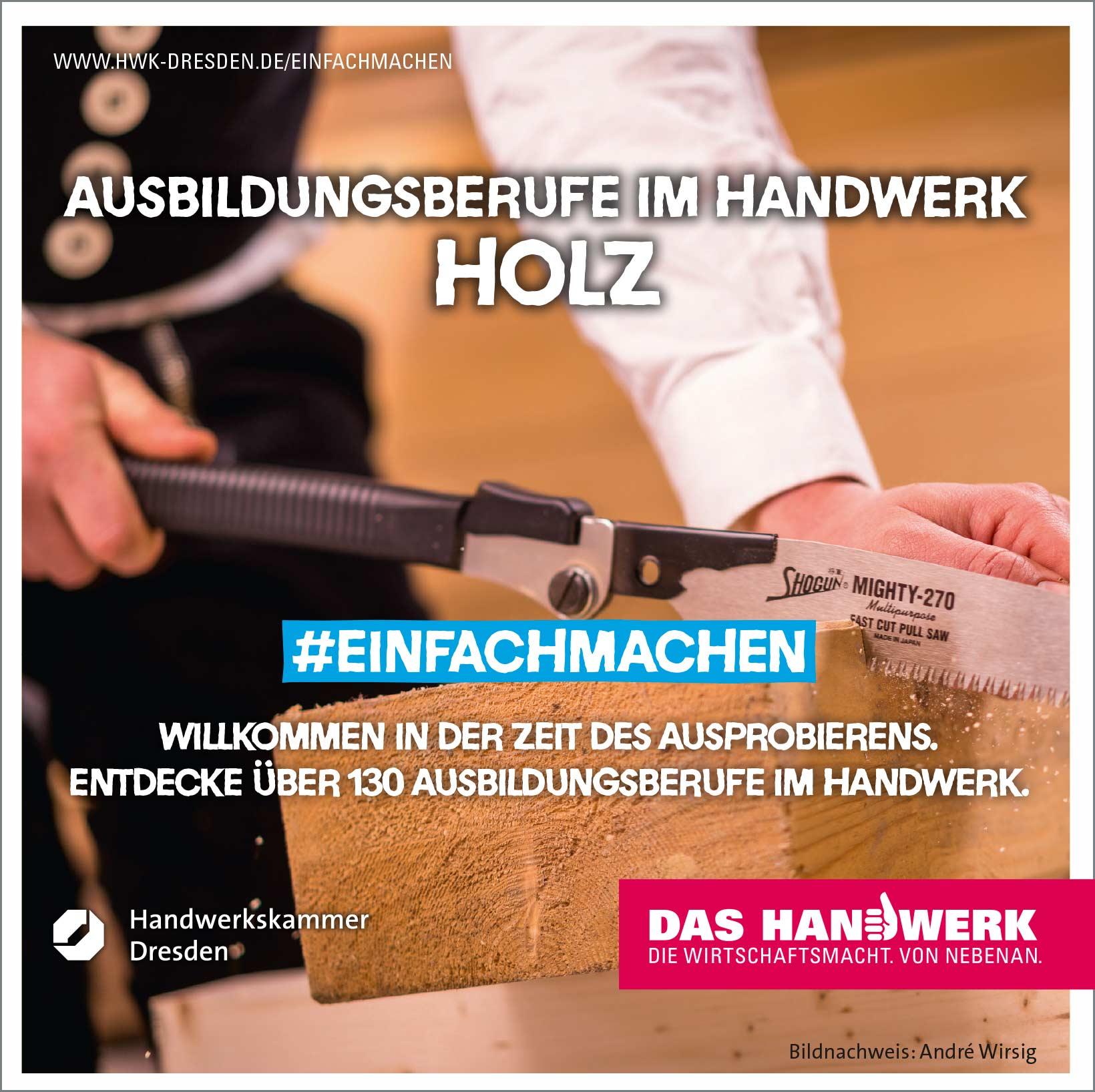 Vorschaubild vom Flyer mit einem Hintergrundbild welches einen Tischler zeigt der gerade an einem Holzstück sägt