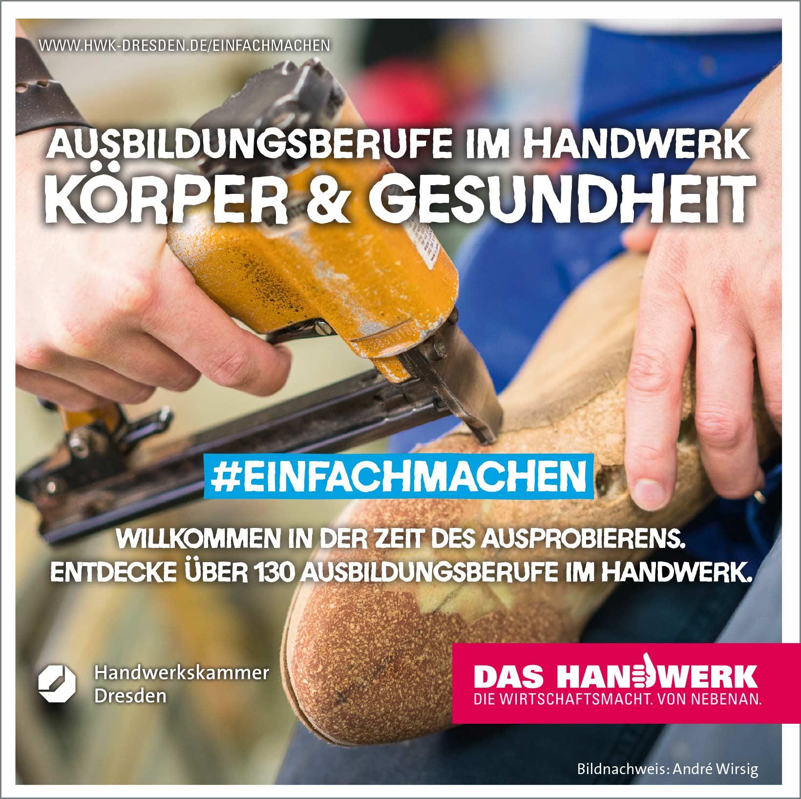 Vorschaubild eines Flyers mit Hintergrundbild von einem Orthopädieschuhmacher der an einem Holz-Schuhmodell Arbeiten mit einer Art Tacker vornimmt.