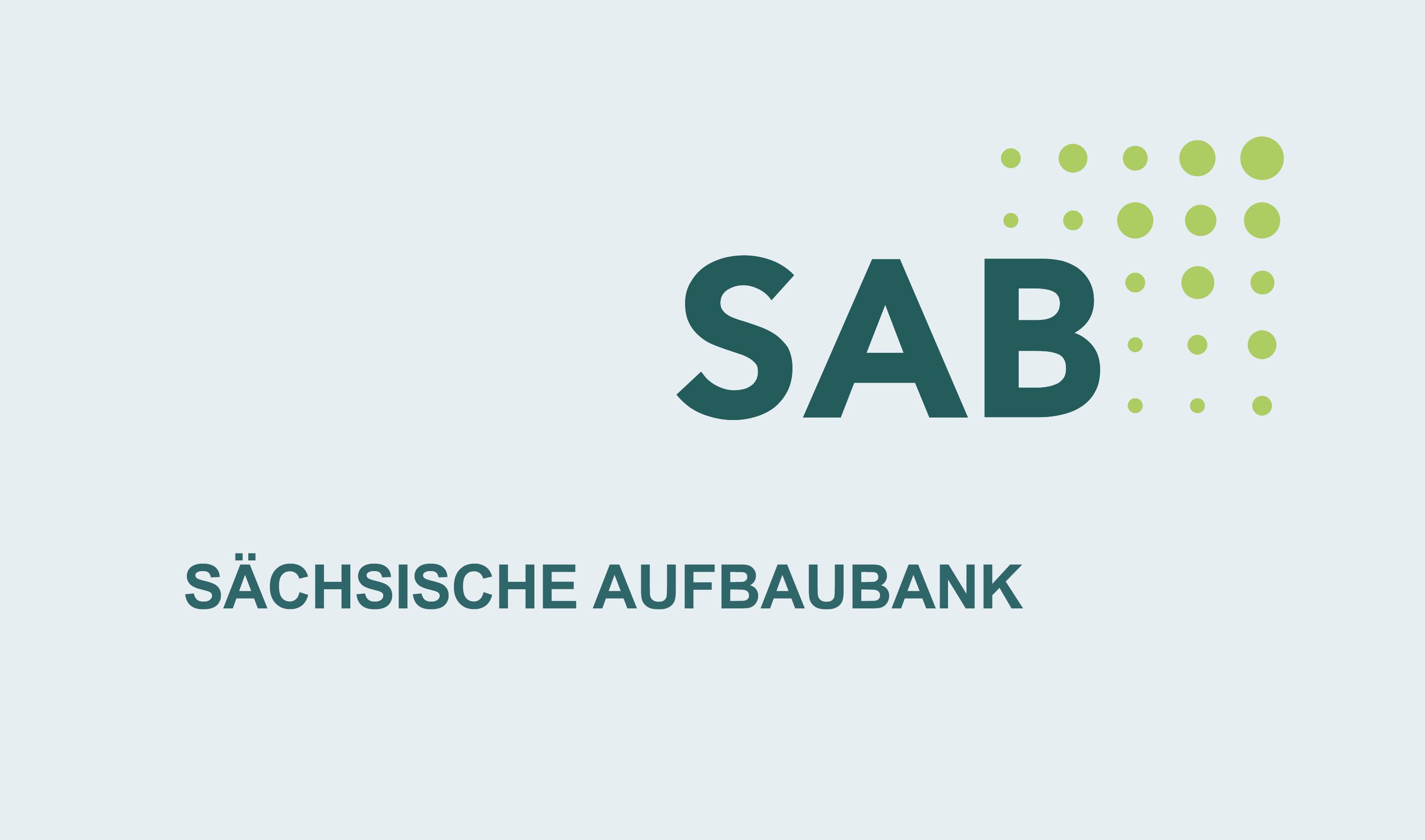 Rechts oben das Logo der SAB Sachsen (dunkelgrüner Schriftzug \"SAB\", rchts umrandet von unterschiedlich großen hellgrünen Punkten, die ein Quadrat bilden). Darunter in dunkelgrün der Schriftzug \" SÄCHSISCHE AUFBAUBANK\"